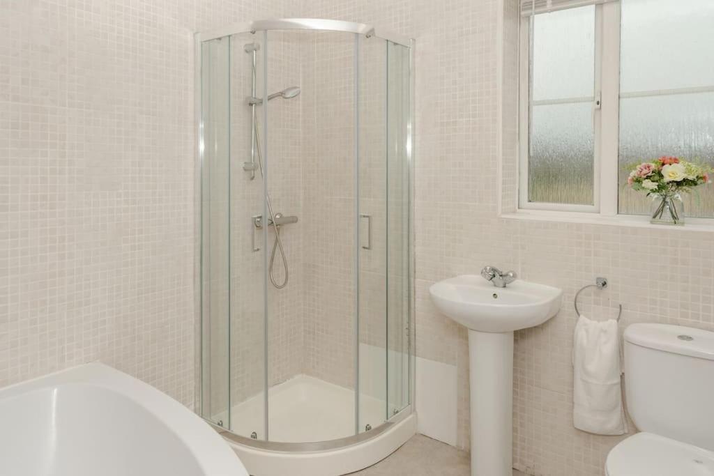 Peaceful & Spacious Family Home In Eastbourne! Екстериор снимка